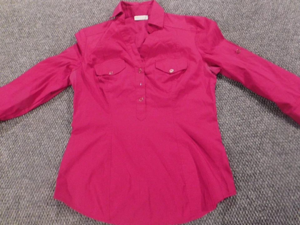 Blusa mujer New York and Company pequeña rosa abotonada Foto 1 de 4