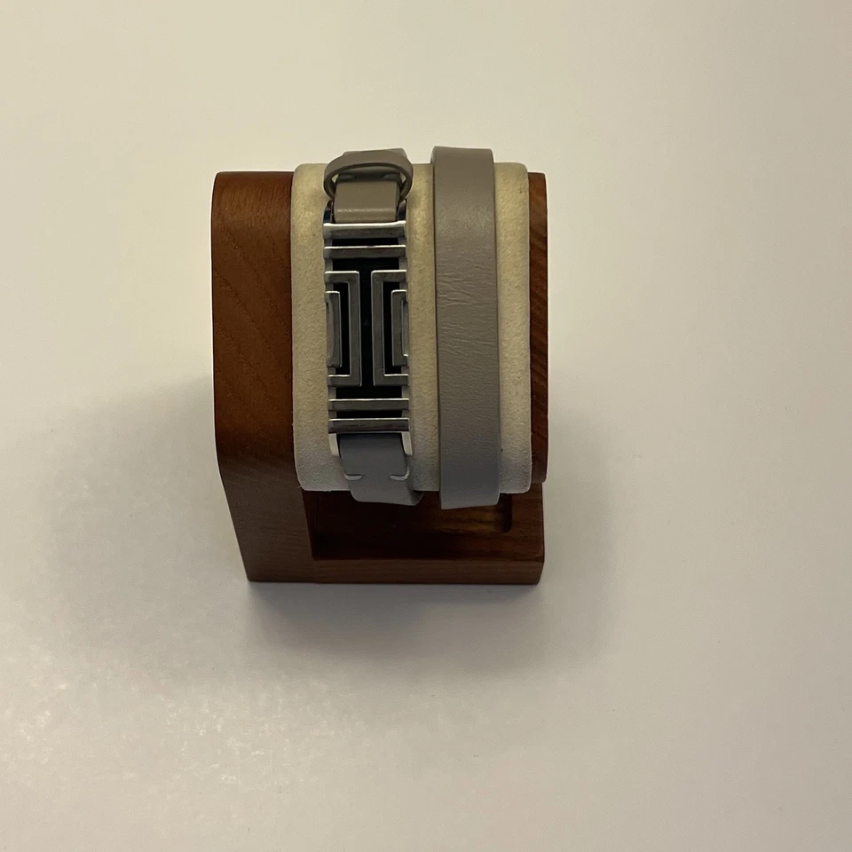 Correa de reloj Tory Burch Fitbit tono plata acero inoxidable Foto 1 de 4