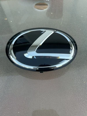 LEXUS LX570 2013-2021 PARRILLA DELANTERA RADAR EMBLEMA 53141-60090 OEM negro usado Foto 1 de 4