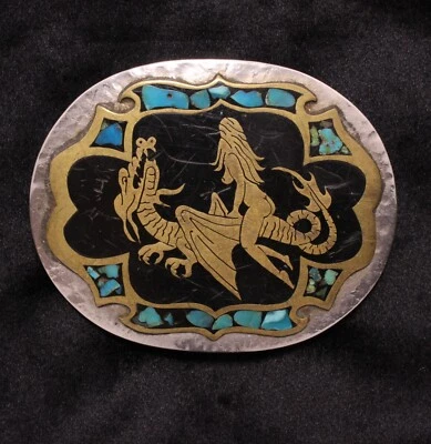 Incrível Fivela de Cinto Vintage - Mulher Cavalgando Dragão - Latão com Turquesa Inrustada - Imagem 1 de 2