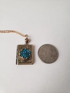 Rosetone Kette mit kleinem geätztem Buch Medaillon mit blauem Druzy Overlay Anhänger - Bild 1 von 7