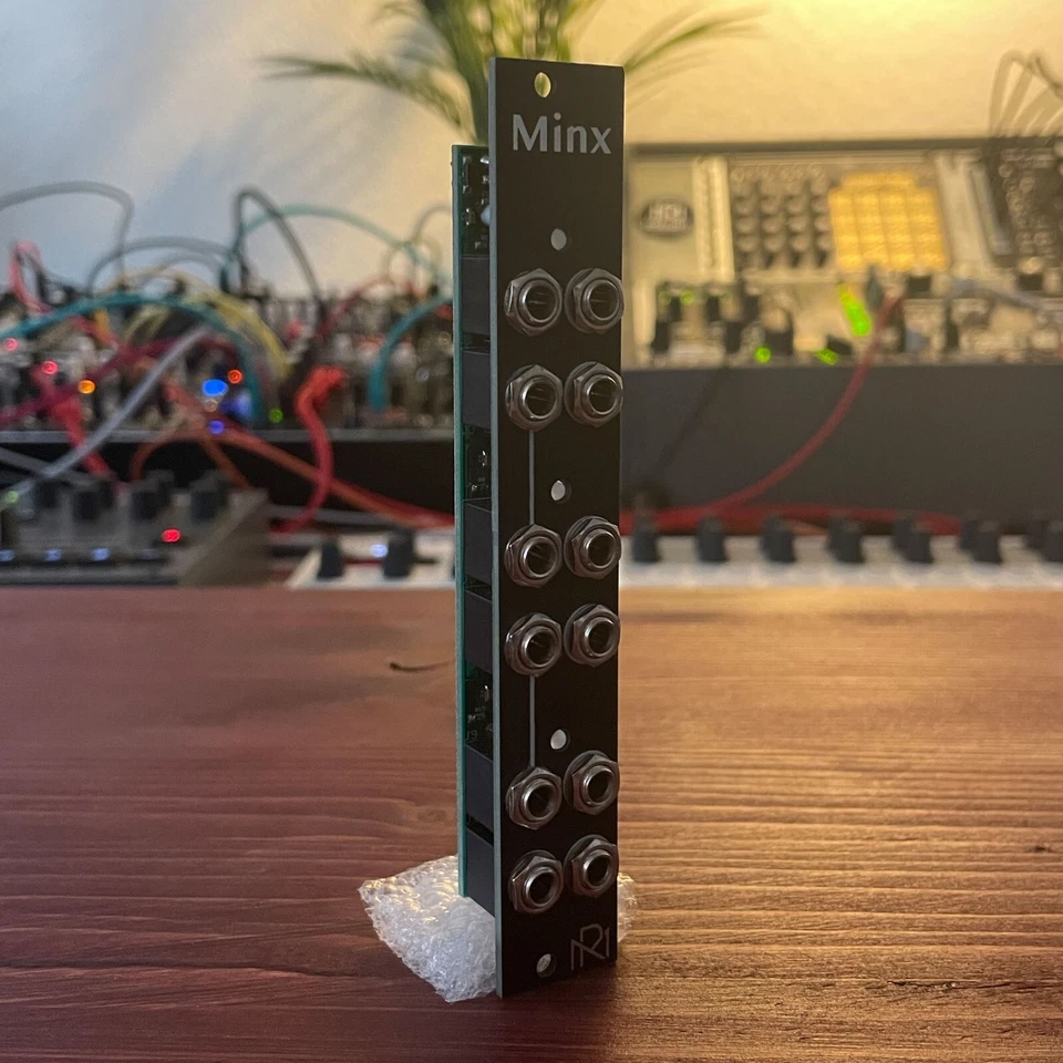 Minx Multiple (Mutable Instruments Links) Black Eurorack Module - Bild 1 von 3