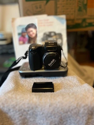Kodak Easyshare DX6490 Digital Camera 4MP 10x Zoom w/Docking Station & Charger - Image 1 of 4