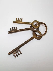 Decorative Large Brass Keys on Keyring - Picture 1 of 3
