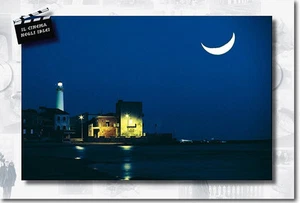 CARTOLINA SICILIA COLLEZIONE PUNTA SECCA MARE NOTTE E FARO CASA MONTALBANO - Picture 1 of 1