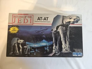 MPC Star Wars Il Ritorno dello Jedi 1:100 AT-AT 1989 Model Kit (8919). Ricambi sigillati - Foto 1 di 5