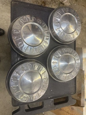 Lote de 4-1960 1961 Tapacubos Plato Perro Plymouth 10" Fury Belvedere Savoy Fabricante de Equipo Original Foto 1 de 3