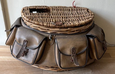 Antigua cesta de pesca de mimbre creel con cuatro bolsillos Foto 1 de 4