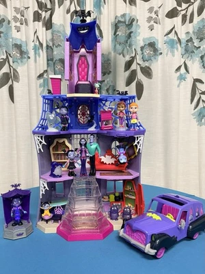 Disney Jr. Vampirina Scare B&B Play Set Hauntley's Car Ghoul Glow + Figures - Image 1 of 4