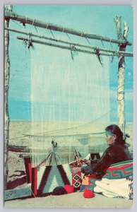 Postal de mujer nativa americana con telar tejido - Imagen 1 de 2
