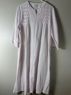 Roupão Miss Elaine extra grande longo Seersucker com zíper rosa claro bordado - Imagem 1 de 4