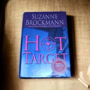 Hot Target by Suzanne Brockmann (2004, Hardcover) Troubleshooter Series - Imagen 1 de 7