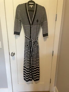 Usado en Excelente Condición Vestido Largo Maje Rayas Azul Marino Tejido Talla 2 $415 - Imagen 1 de 6