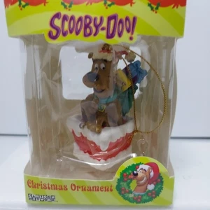 Scooby-Doo im Kamin mit Geschenken 1999 Cartoon Netzwerk Ornament Neu im Karton - Bild 1 von 5