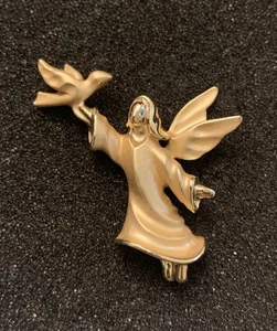 Vintage Giusti Gigio Gold Tone Angel With Dove Lapel Pin Brooch - LP1 - Picture 1 of 5
