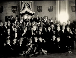 Studentika Foto Gruppenbild der Studenten, Fest, Tisch - 4250695 - Picture 1 of 2