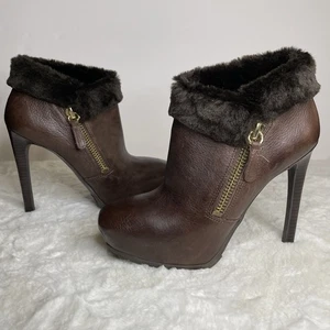 Botín de cuero marrón oscuro Guess "Ivorie" talla 8M con ribete de piel sintética y tacón de aguja - Imagen 1 de 17