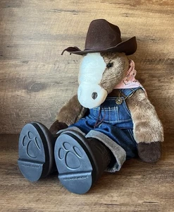 Vintage Costruisci un orso cavallo peluche bavaglino salopette cappello cowboy stivali bandana rosa ritirato - Foto 1 di 10