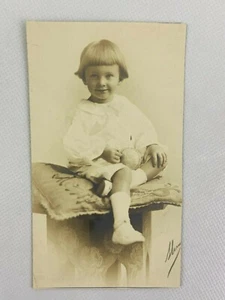 Kind hält Baseball im Studio aufgenommen weißes Outfit schwarzweiß Foto 2,75 x 4,75 - Bild 1 von 3