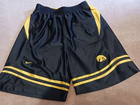 New Nike Iowa Hawkeyes Black &Yellow Stitched Hawks Logo Shorts L With Pockets Cover