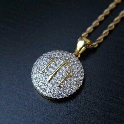 Colgante de tres cruces de diamantes de corte redondo de 2 quilates creado en laboratorio enchapado en oro amarillo de 14 k Foto 1 de 4