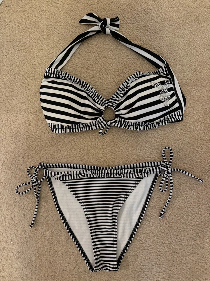 BIQUÍNI PLAYBOY PRETO E BRANCO LISTRADO CABEÇA DE COELHO MAIÔ TAMANHO MÉDIO - Imagem 1 de 4