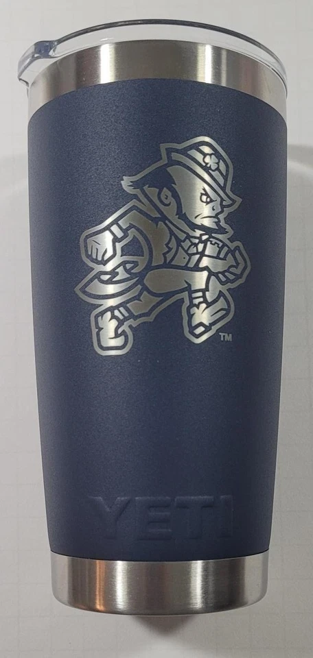 Vaso Yeti irlandés de lucha Notre Dame - Logotipo de fútbol americano duende para correr - NUEVO Foto 1 de 4