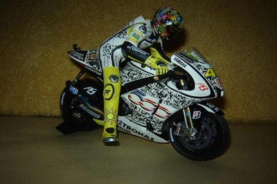 1:12 Yamaha YZR-M1 V.Rossi 46 Petronas Laguna Seca 2010 + Fahrer Rennposition MI - Bild 1 von 2