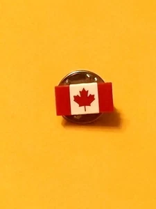 Vintage Canada Flag Lapel Pin Small Vibrant Color Plastic Canadian  - Imagen 1 de 4