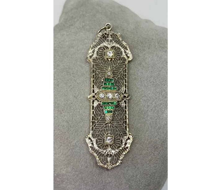 Brillante colgante de diseño antiguo de filigrana de esmeralda verde con diamantes talla mina antigua Foto 1 de 4