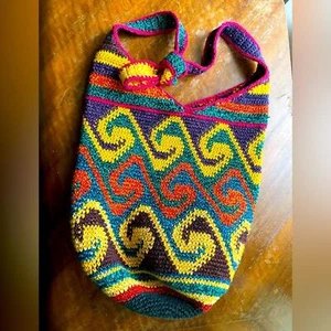 Borsa all'uncinetto con disegno a onda dai colori vivaci - Foto 1 di 6