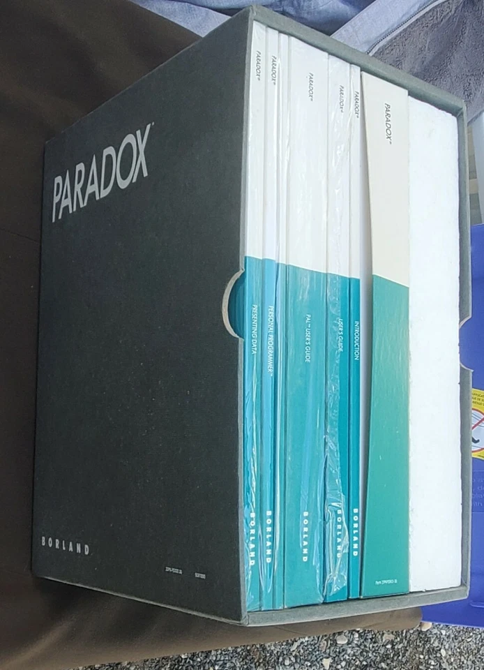 Borland Paradox DOS Version 3.0 in slip case, never installed 3.5" & 5 1/4" NOS - Image 1 of 4