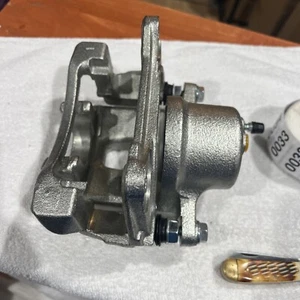 Pinza de freno delantera derecha con soporte para Toyota Celica Scion 2003-2010 - Imagen 1 de 7