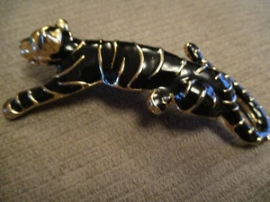 VTG. BLACK ENAMEL ON GOLD METAL PANTHER BROOCH EMERALD GREEN RHINESTONE EYES - Picture 1 of 7