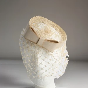 De colección Años 50 Beige Sombrero Velo Cabeza Arco Moda Tocado Accesorio - Imagen 1 de 11