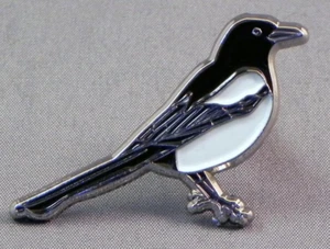 Magpie pin badge Version 2. Metal. Enamel. British bird - Picture 1 of 1