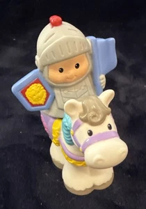 Figurine Little People Knight In Shining Armor & White Horse 2003 Regno Castello - Foto 1 di 3