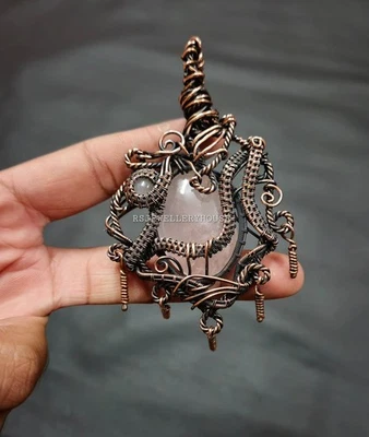 Colgante envuelto en alambre de cobre hecho a mano con piedra lunar de cuarzo rosa para regalo Foto 1 de 4