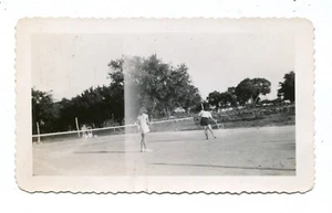 Jugadores de tenis fotográficos vernáculos aprox. 1950 haz de luz de corte inclinado vista abstracta - Imagen 1 de 2