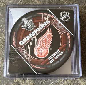 Detroit Red Wings Chris Osgood NHL signed puck with holder - Picture 1 of 2