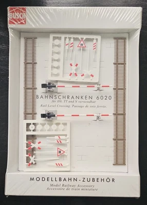 Busch Scala H0 6020 Passaggio A Livello Ferroviario Modello Di Treno Vintage - Immagine 1 di 2