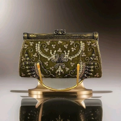 Moyna Couture 绿色天鹅绒手工头水晶手拿包 — 第 1/4 张图片