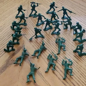Vintage Lot 23 Green Plastic Army Men 70s Toy Soldiers Hong Kong figures 2" - Picture 1 of 13