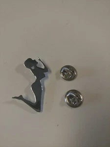 Spilla cappello babbotto vintage camionista californiana ragazza nudo tono argento doppio palo - Foto 1 di 4