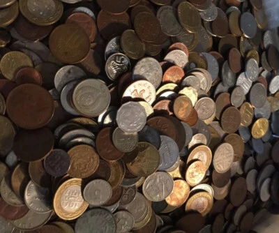 25 Different Circulated World Coins Lot - Image 1 of 3