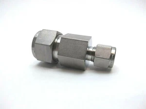 Swagelok Reducing Union 5/8 INCH OD Deep Bore x 1/4 INCH OD Stainless Adapter - Picture 1 of 4