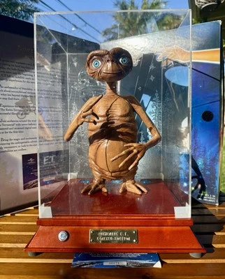 ET  Extra Terrestrial Limited Edition Statue-Toys R Us Exclusive with COA NEW - Image 1 of 4