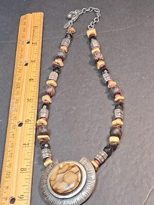 Impresionante Colgante Chico's Tono Plateado Piedra Natural Cuentas Madera 16-19" Bling Foto 1 de 4