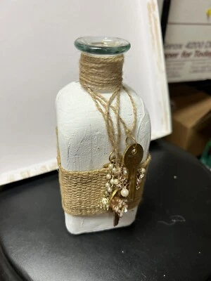Botella decorativa pintada a mano con dijes de llave de yute y arpillera ver fotos Foto 1 de 3