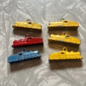 Charm treno in metallo Cracker Jack vintage anni 60 da collezione scegli colore retrò - Foto 1 di 2